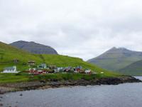 Elduvík, Fischerort mit Kirche_Insel Eysturoy